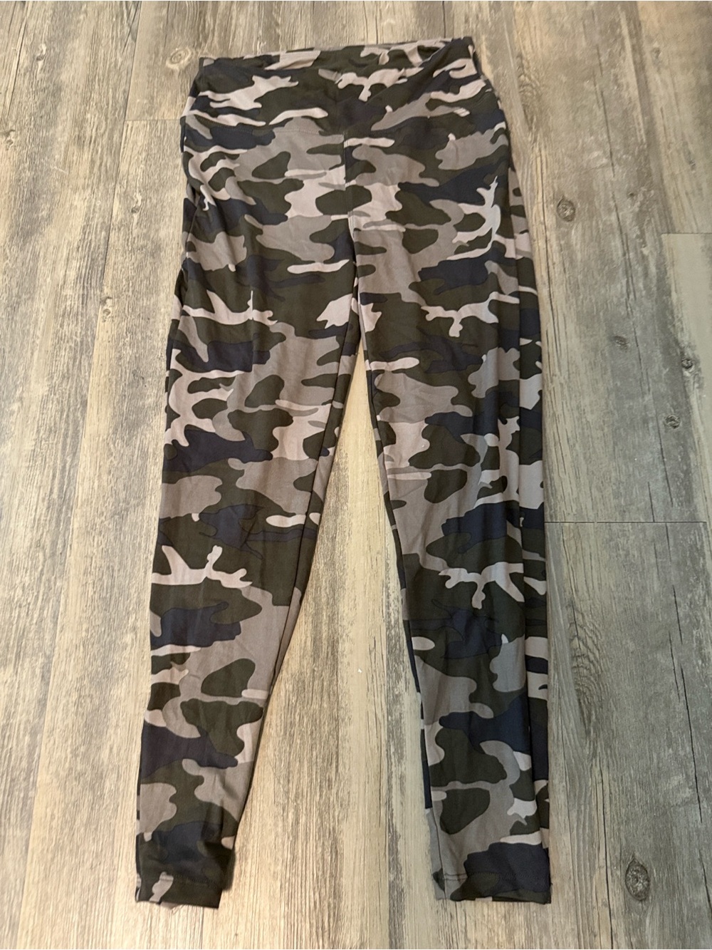 New. Zenana Outfitters Camo Leggings - Gray & Black